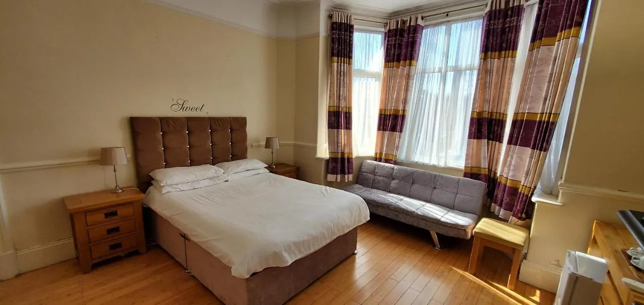 Diamonds Guest House York 3*,