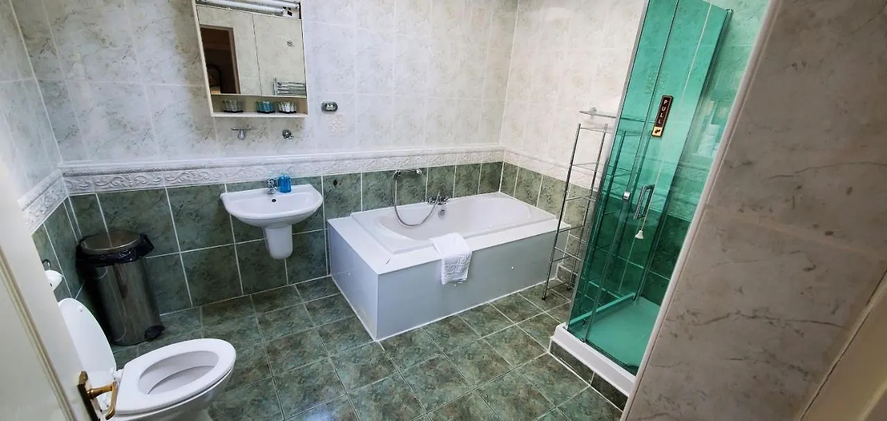 Diamonds Guest House York 3*,